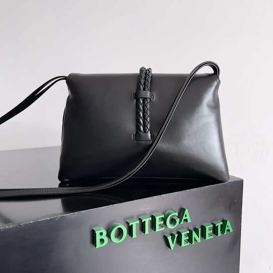 Batch 1520 Inspired by the 1970s, the Bottega Veneta women's logo shoulder bag has a smooth leather surface that brings a clean and handsome feel, just like the neatness and tenacity of a working woman. The front buckle has high-quality hardware pendant body, the overall retro elegance, and the excellent leather feels soft. This Bottega Veneta series can be described as beautiful, weakening the complexity of the outfit, not competing for it, and only using the best quality to interpret itself. Style number: 806030 (small size) Size: 27*16*6cm